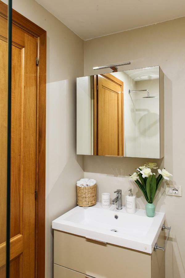 Lora Center Room Комо Экстерьер фото