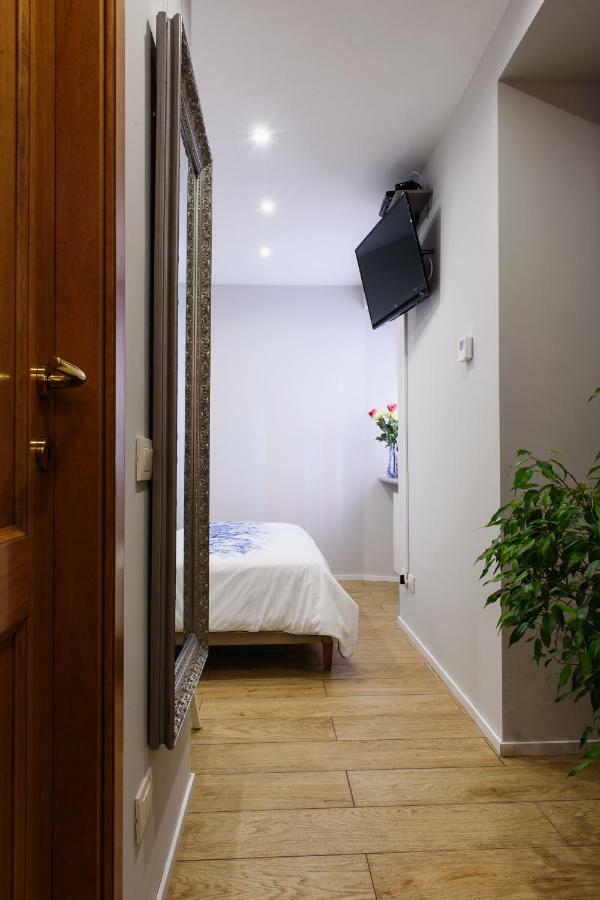 Lora Center Room Комо Экстерьер фото